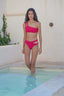 Bikini en color fresa con dos tirantes en un hombro y abertura en la cadera ideal para teens. Modelo Boracay fresa de Moutt Girls.