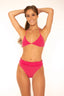 Bikini Sun braga clásica con detalles fruncidos een cadera y parte de arriba de triángulo en color fresa para mujer y teen de Moûtt Girls.