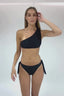 Bikini de Moutt Girls en color blanco y negro, estampado de estrellas. Asimétrico con un solo tirante y ajustable en la espalda.