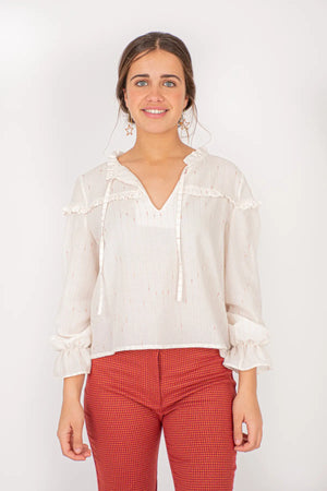 Blusa Maddy blanca con detalles de volantes, tejido de algodón con hilo en bronce de Moutt Girls.