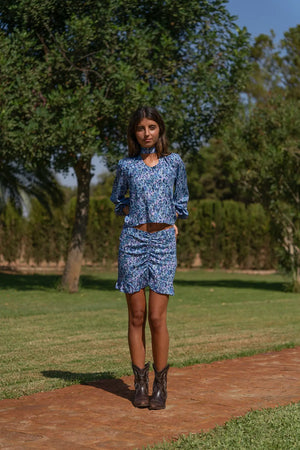 Total Look Minerva estampada con escote de pico de Moutt Girls.